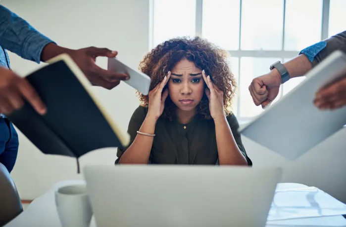 منطقة رمادية.. مراحل الصداع النصفي وكيفية التعامل معه