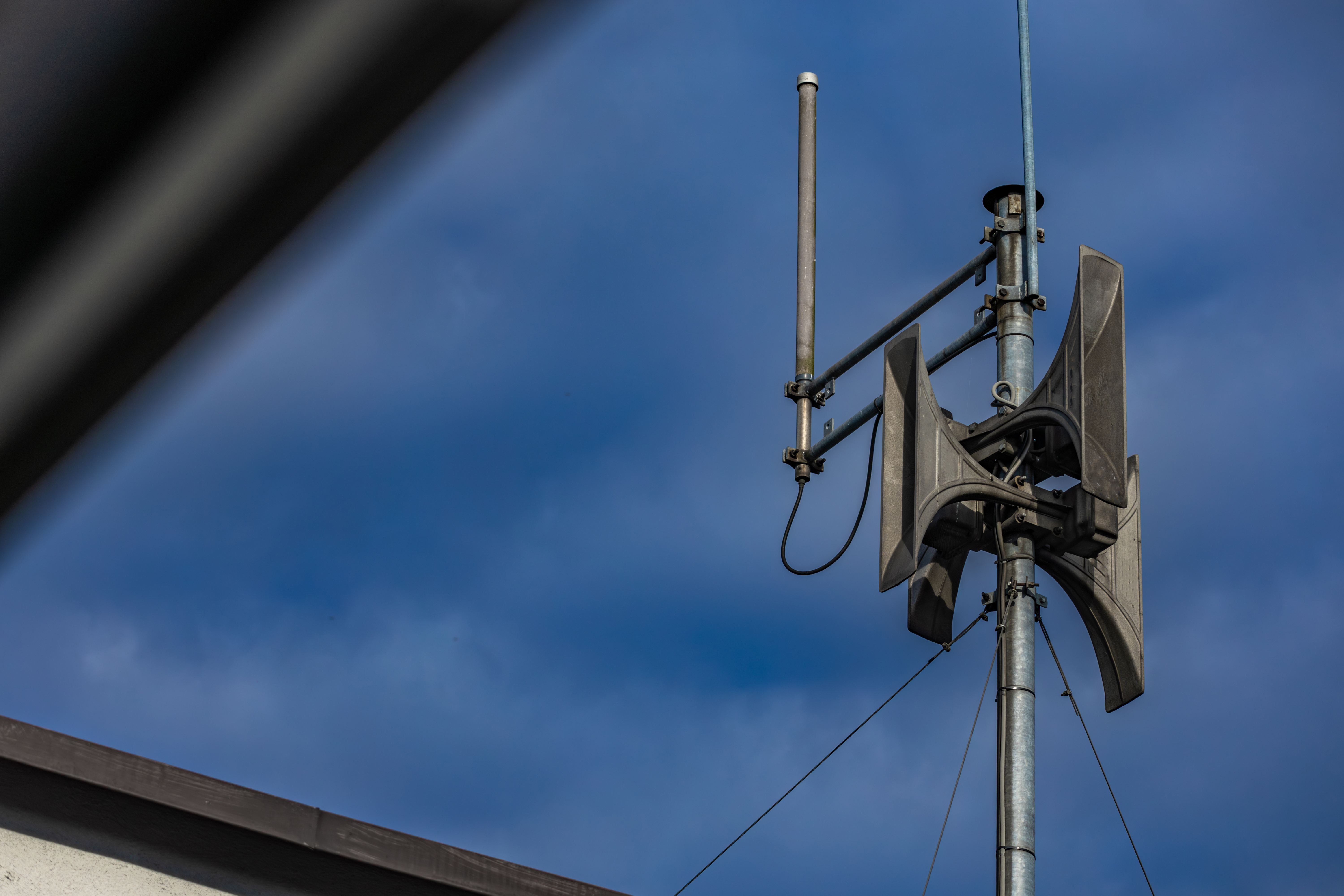 في سماء الشرق الأوسط: كيف تدير الشبكات الخفية منظومة الإنذار المبكر في طهران وتل أبيب؟