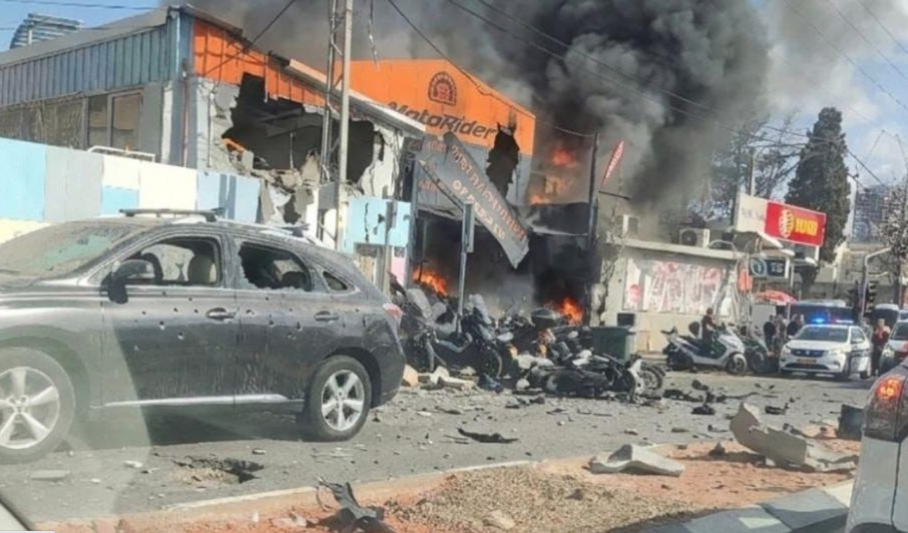 تل ابيب تحت القصف: اصابات في سقوط صاروخ قرب بني براك