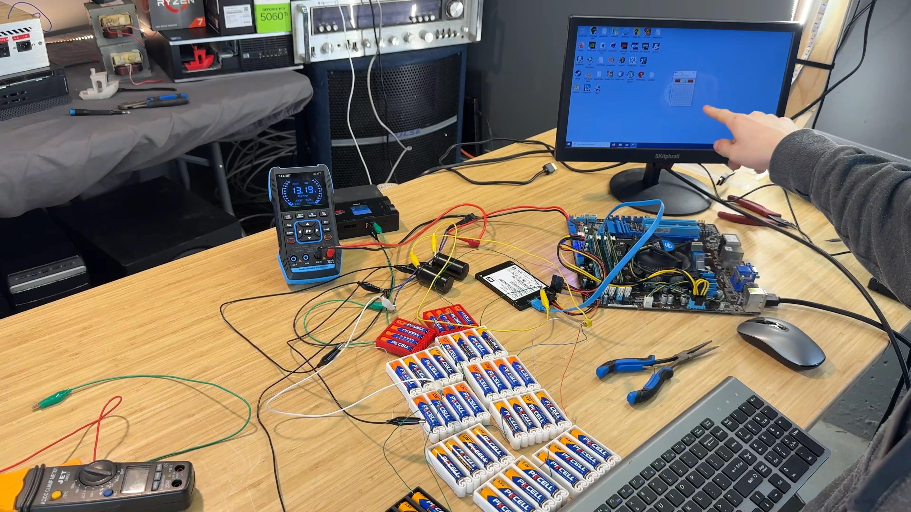 يوتيوبر يشغل حاسوبا ببطاريات AA.. تجربة فريدة تكشف التحديات