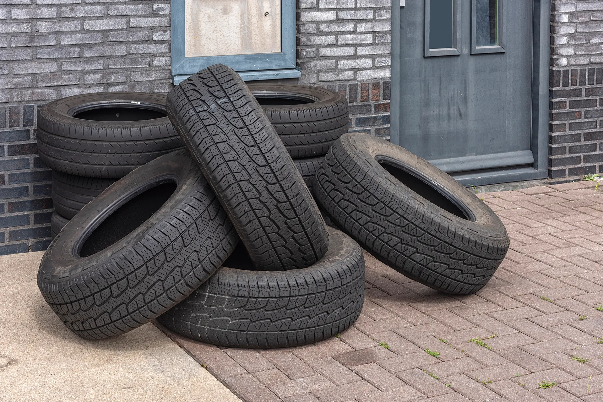 دليل شامل لقراءة رموز إطارات السيارات وأهمية اختيار المناسب