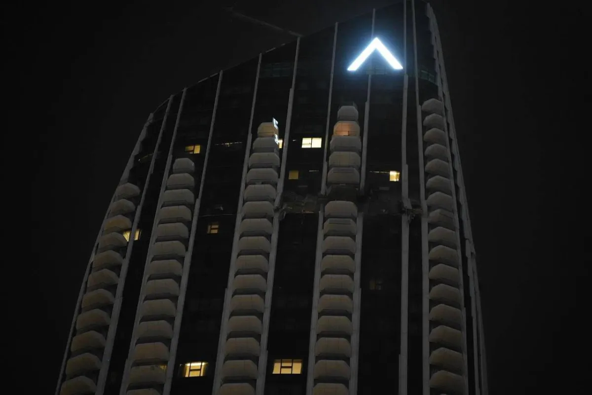 السيطرة على حريق في دبي بعد سقوط طائرة مسيرة