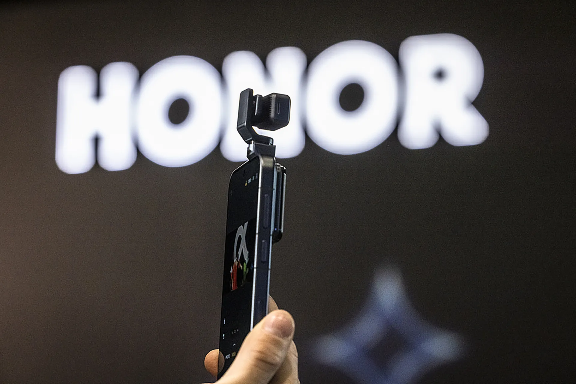 هونر تفاجئ العالم بهاتف روبوتي وروبوت بشري في برشلونة