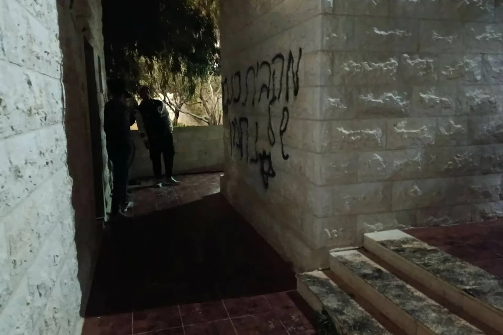 نابلس: إحراق مسجد وازدياد الاعتقالات بالضفة الغربية