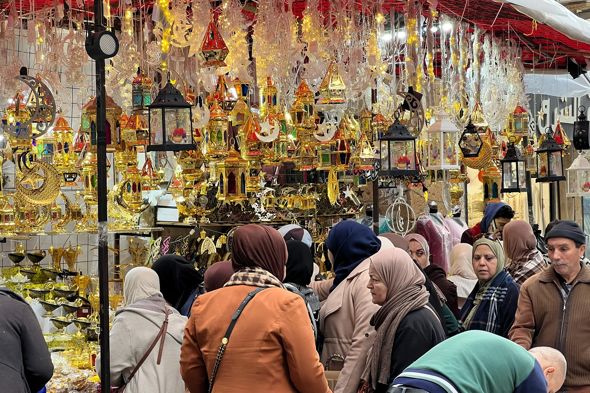 رمضان في الجزائر: عادات متجددة وتكافل يزين الأحياء