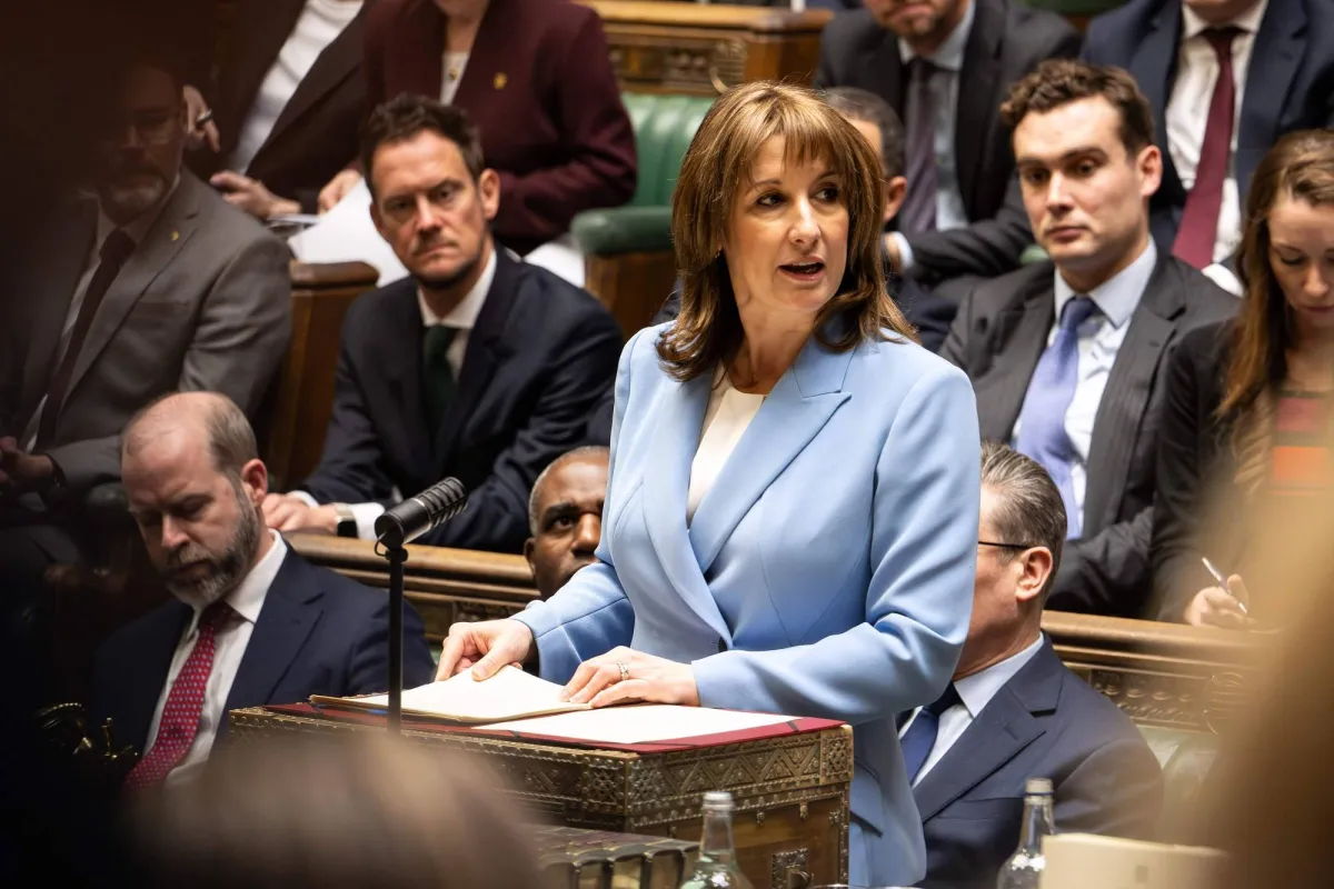 وزيرة المالية البريطانية: حماية المستهلكين أولوية في ظل تداعيات الشرق الأوسط