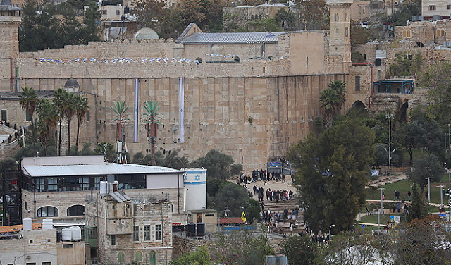 تصعيد خطير: اقتحامات مكثفة للأقصى ومنع الأذان في الحرم الإبراهيمي