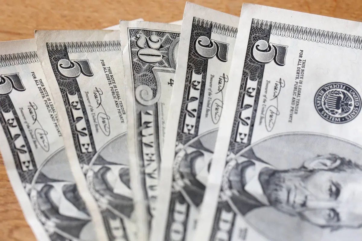 الدولار يحلق عاليا وسط مخاوف عالمية من ارتفاع اسعار الطاقة