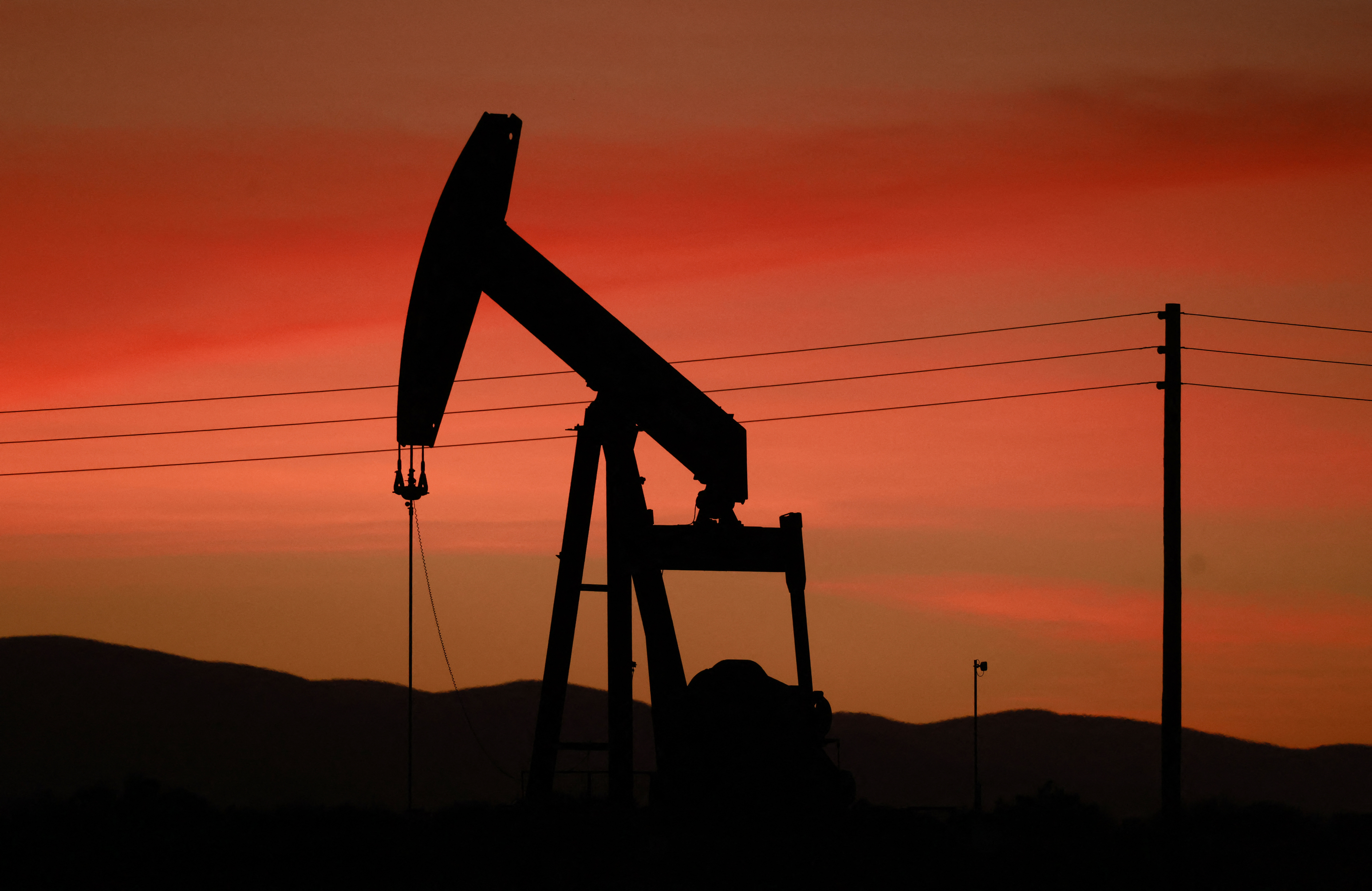 واشنطن تخفف قيود النفط الروسي مؤقتا وسط مخاوف من أزمة طاقة عالمية