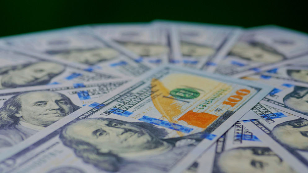 الدولار يحافظ على مكاسبه وسط مخاوف من ارتفاع التضخم