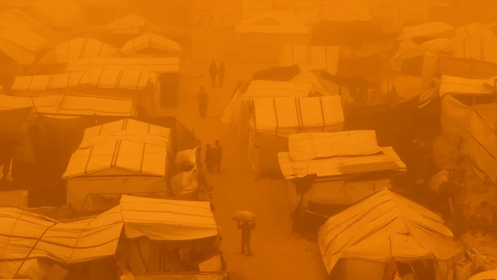 غزة تحت الغبار: معاناة النازحين في وجه العاصفة الرملية