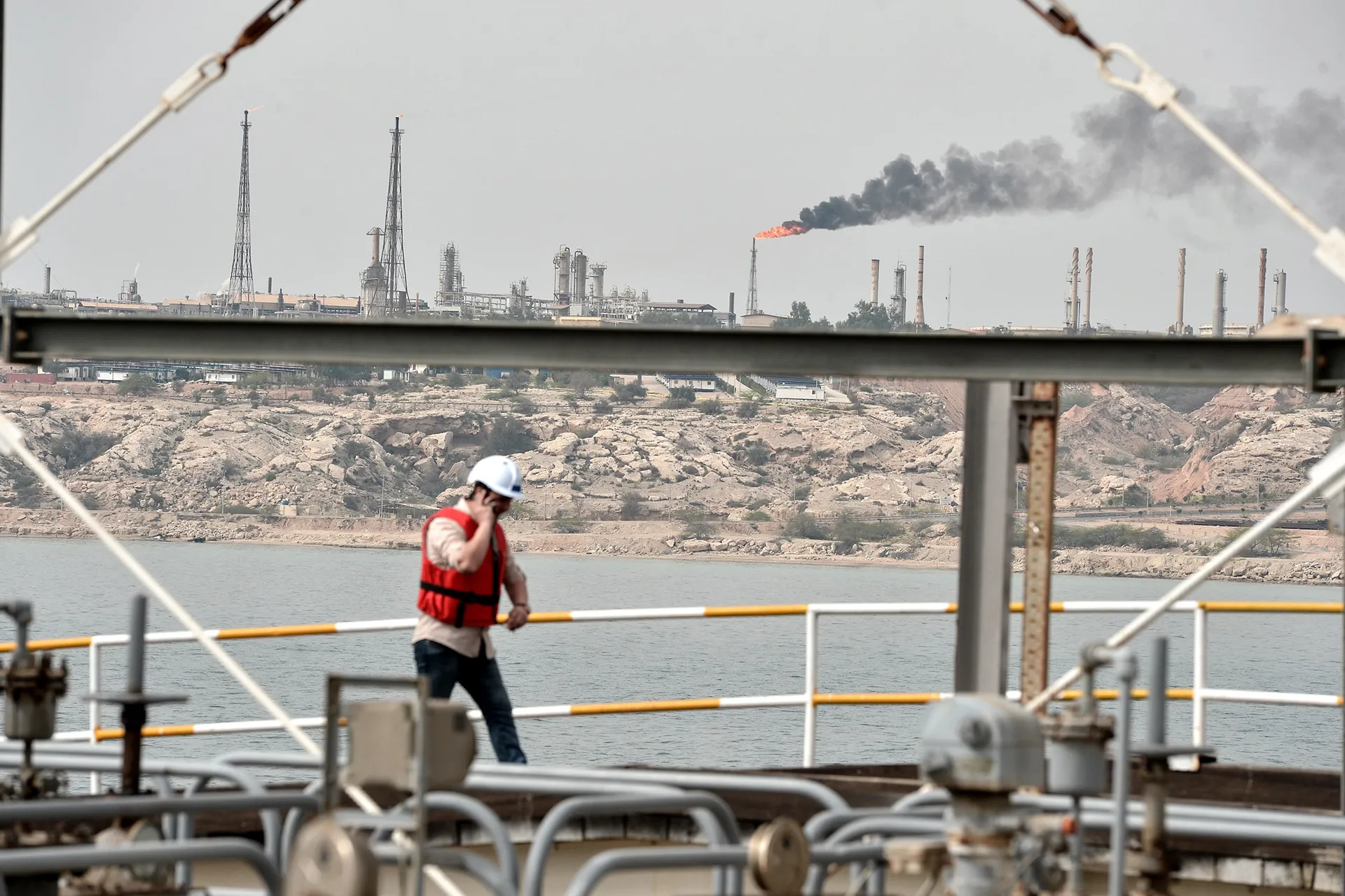 مخاوف من صدمة نفطية تلوح في الأفق مع توقعات بوصول سعر البرميل إلى 200 دولار