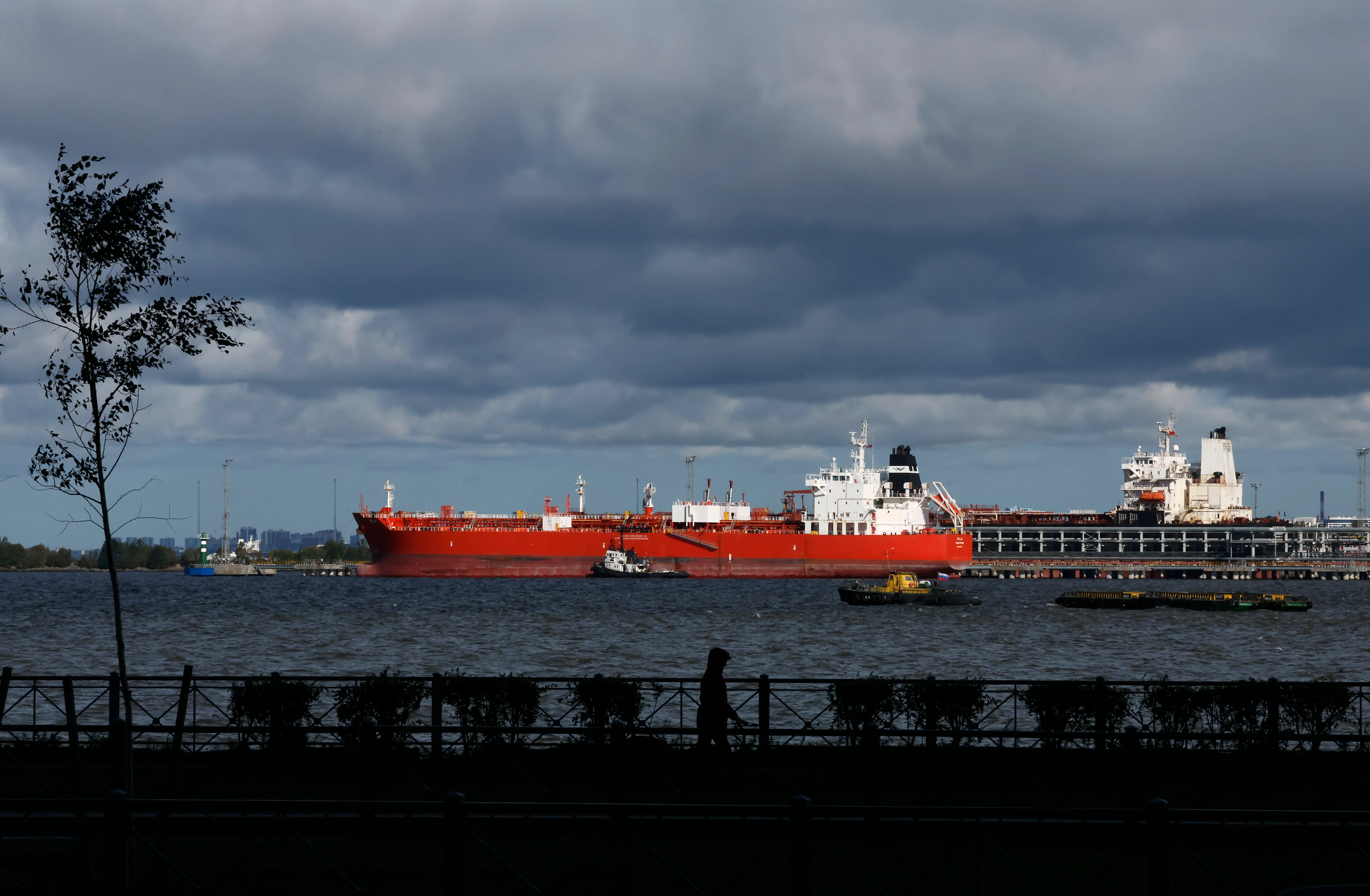 واشنطن تخفف قيود النفط الروسي لتجنب صدمة التضخم