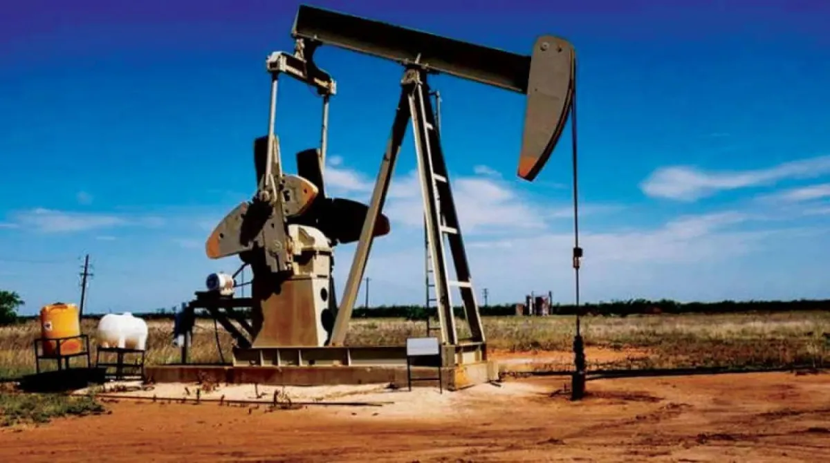 تراجع أسعار النفط وسط جهود دولية لتأمين مضيق هرمز