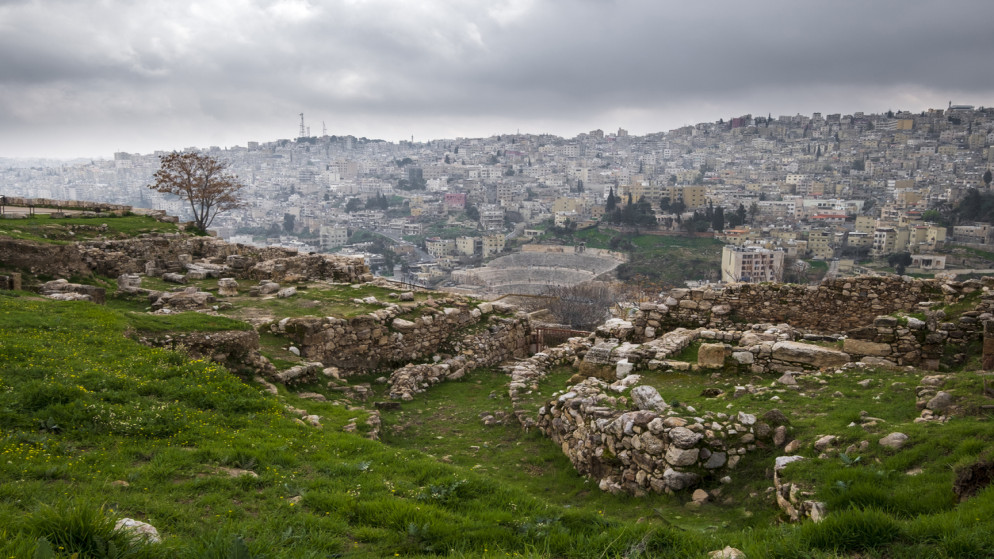 تحذيرات من السيول والرياح القوية مع انخفاض الحرارة في المملكة