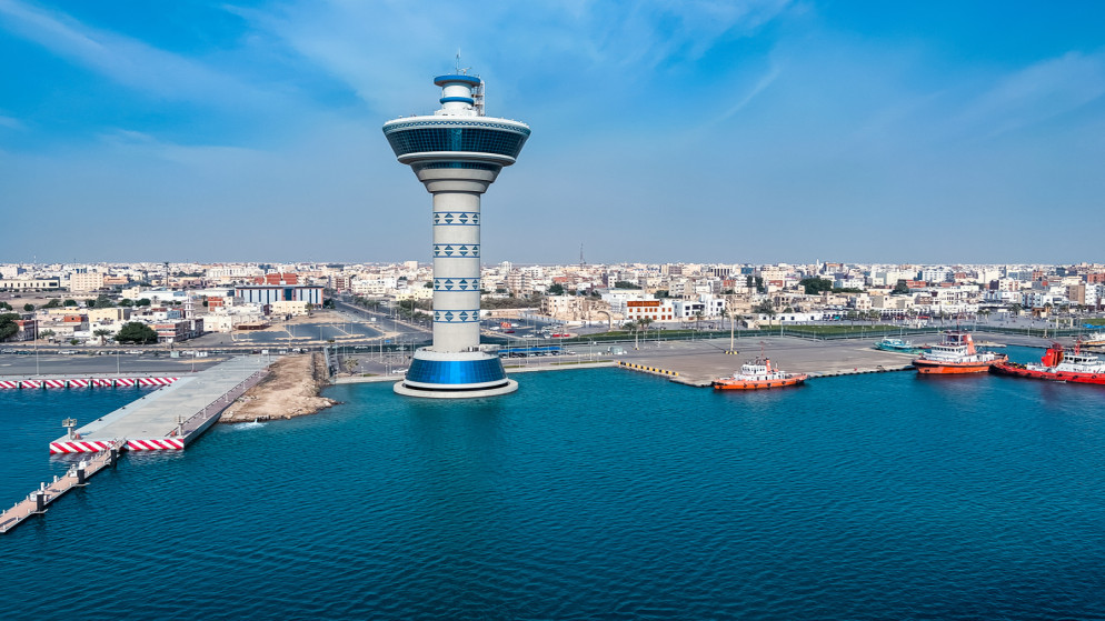 هجوم جوي يستهدف ميناء ينبع السعودي وانباء عن تدمير مسيرات