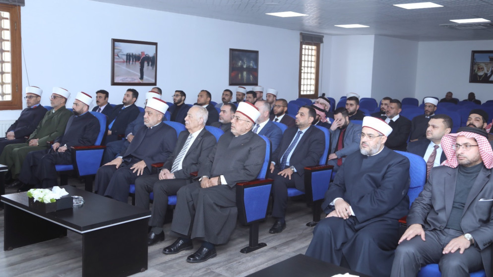 العيسوي يسلم مكرمة ملكية لائمة ووعاظ مقبلين على الزواج