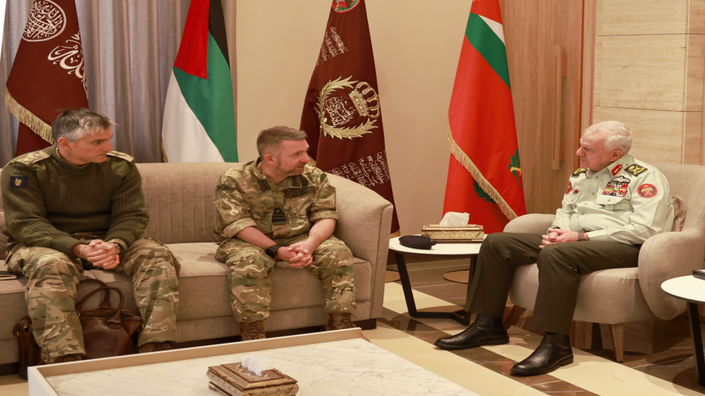 الحنيطي يبحث مع مسؤول بريطاني التعاون العسكري والشراكة الدفاعية