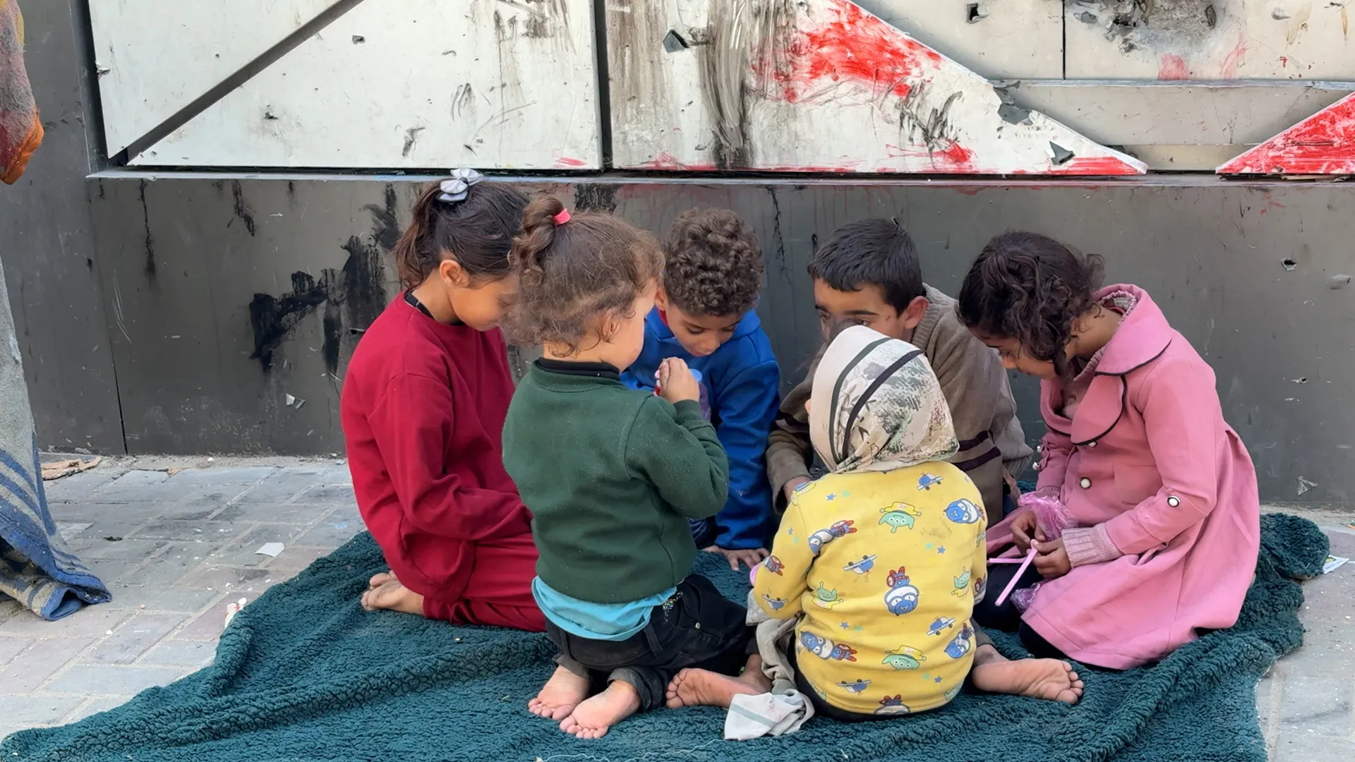 بريق العيد يخبو في غزة: أطفال يستبدلون الألعاب بأحلام مؤجلة