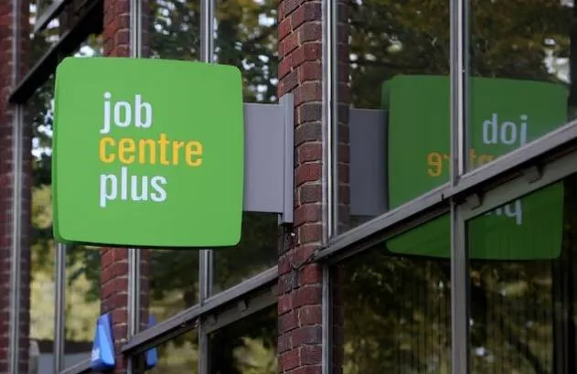 تباطؤ نمو الاجور يضع بنك انجلترا في موقف ترقب