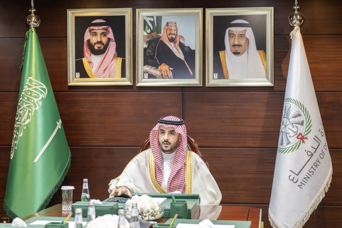 خالد بن سلمان ينقل تقدير القيادة السعودية للقوات المسلحة