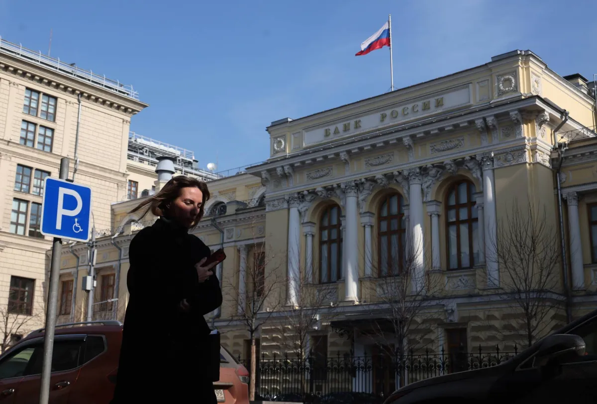 المركزي الروسي يخفف سياسته النقدية وسط تحذيرات من تقلبات اقتصادية