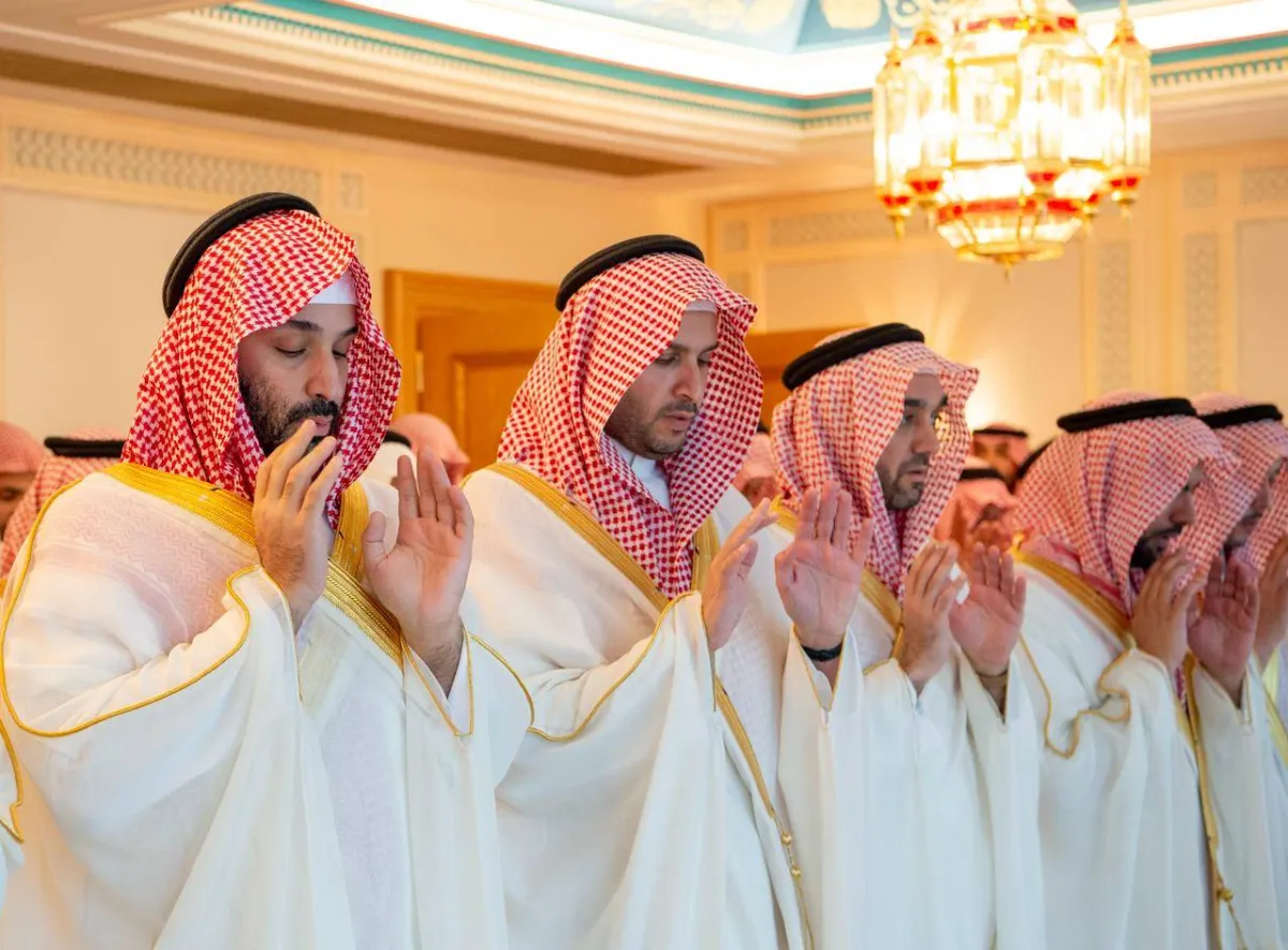 ولي العهد السعودي يشارك جموع المصلين فرحة عيد الفطر في المسجد الحرام