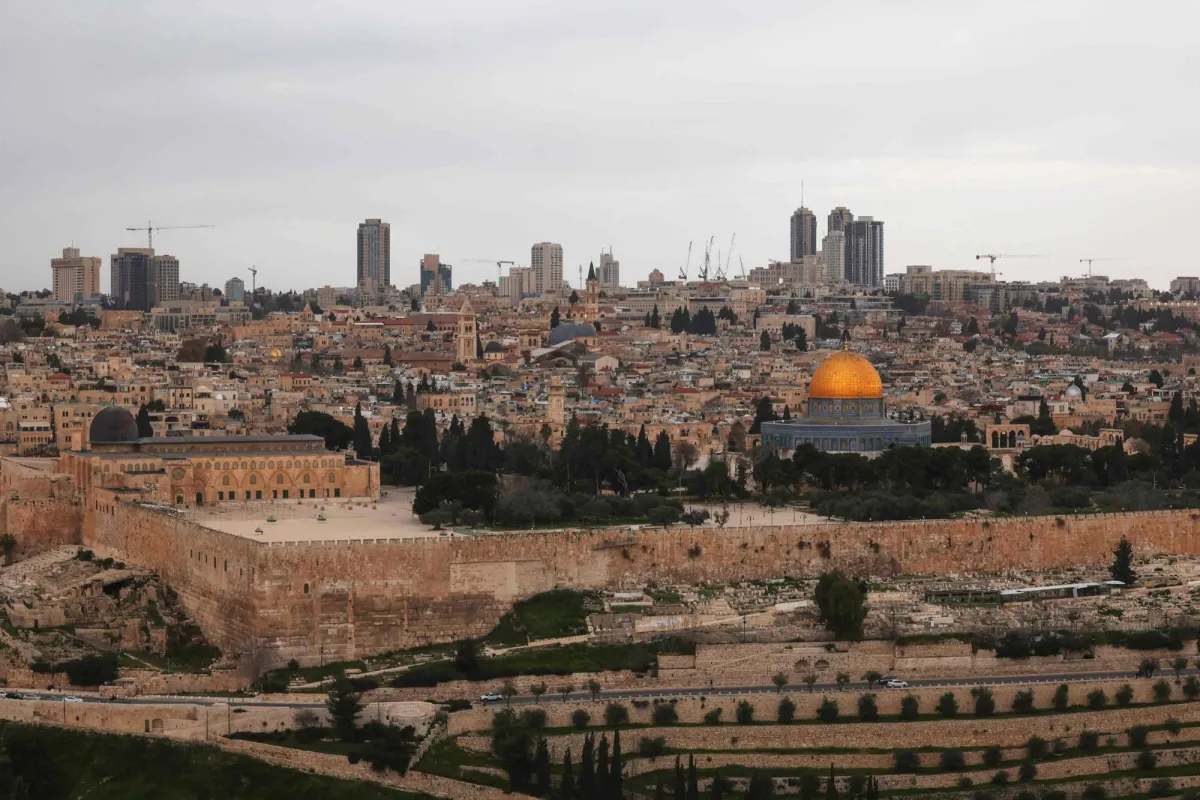 إسرائيل تستنكر تصرفات إيران عقب سقوط مقذوفات قرب الأقصى