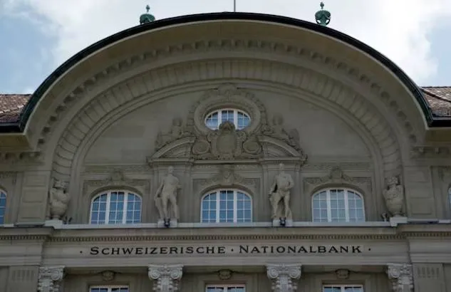 المركزي السويسري يثبت الفائدة وسط تقلبات الفرنك