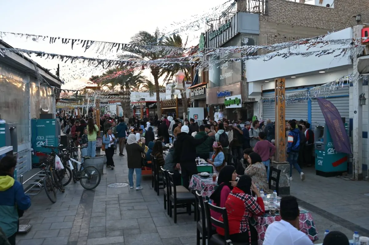 مصر تواجه مخاوف اقتصادية مع قرار تبكير إغلاق المحال