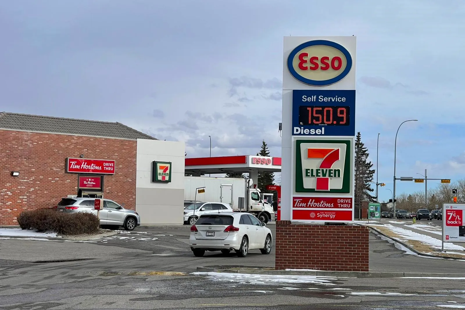 تداعيات الحرب على ايران تلقي بظلالها على اقتصاد كندا و اسعار الوقود تقفز