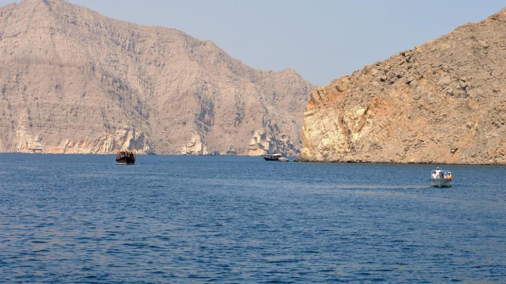 طهران تلوح باغلاق الخليج وتحذر من حرب بحرية