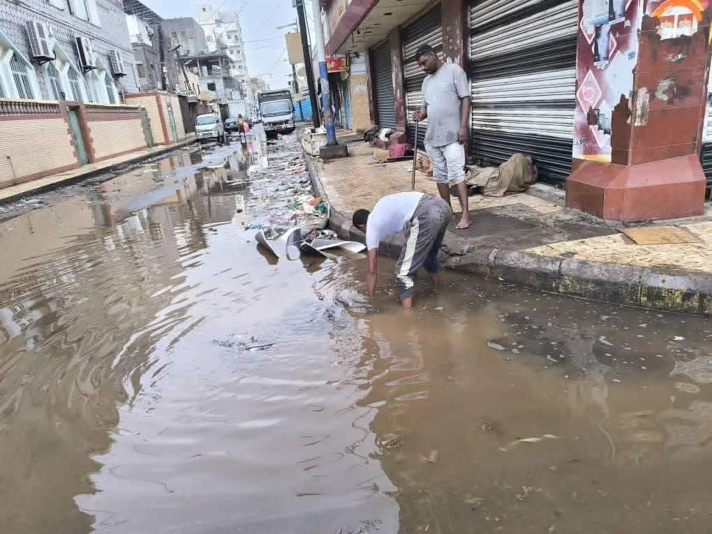 عدن تواجه تحديات الامطار الغزيرة بجهود مكثفة