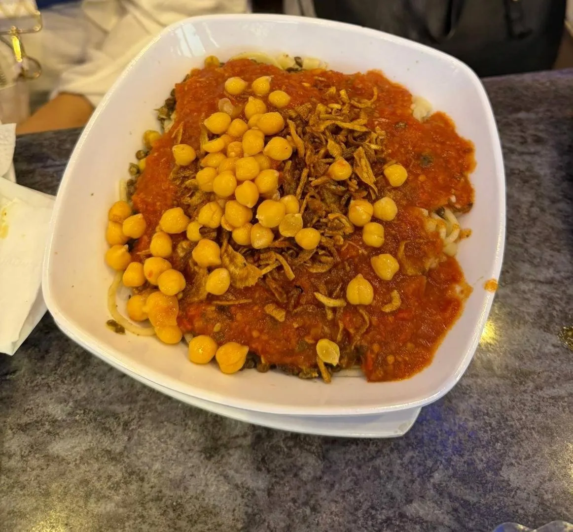 الكشري يتأثر بتقلبات الأسعار وتجار يبررون: الحرب الإقليمية السبب