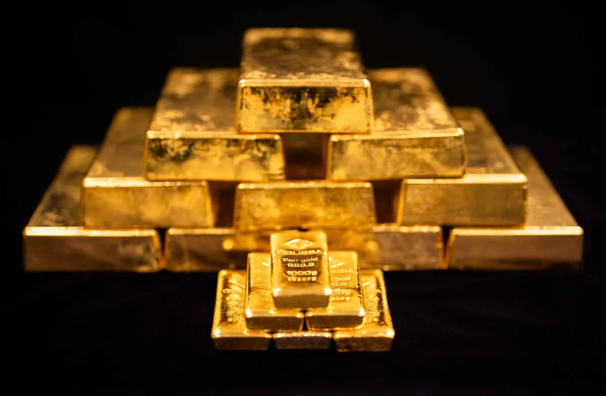 الدولار يطيح بالذهب من عرشه وعمق خسائره