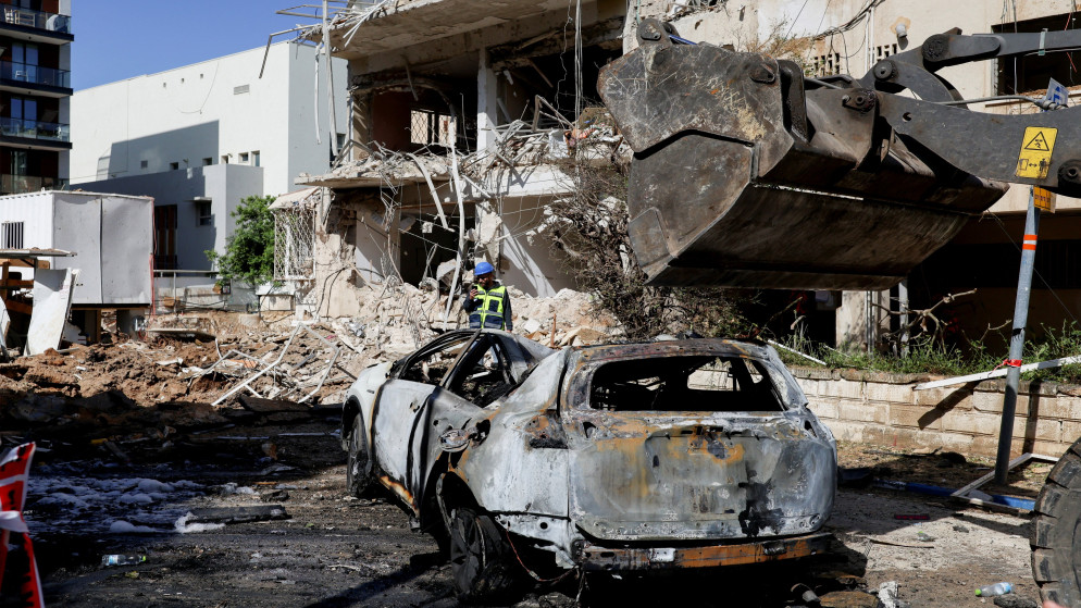 تل ابيب تحت القصف اصابات جراء شظايا صاروخية