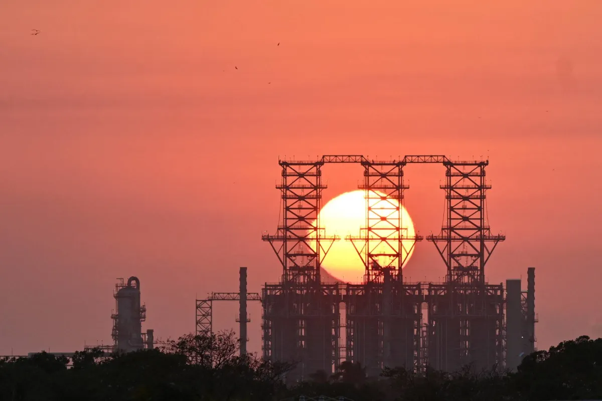 غموض في أسواق النفط العالمية: هل سبقت معلومات ترمب متداولي الخام؟