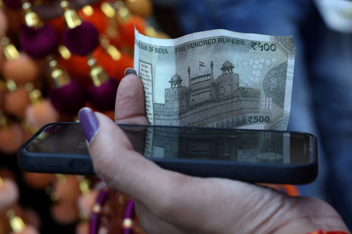 تضارب التصريحات يثير قلق متداولي العملات وسط ترقب في الأسواق