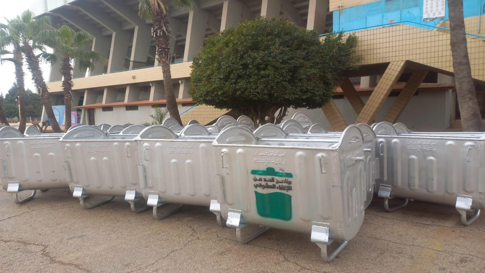 البيئة تعزز النظافة في اربد بتوزيع حاويات وسلال نفايات