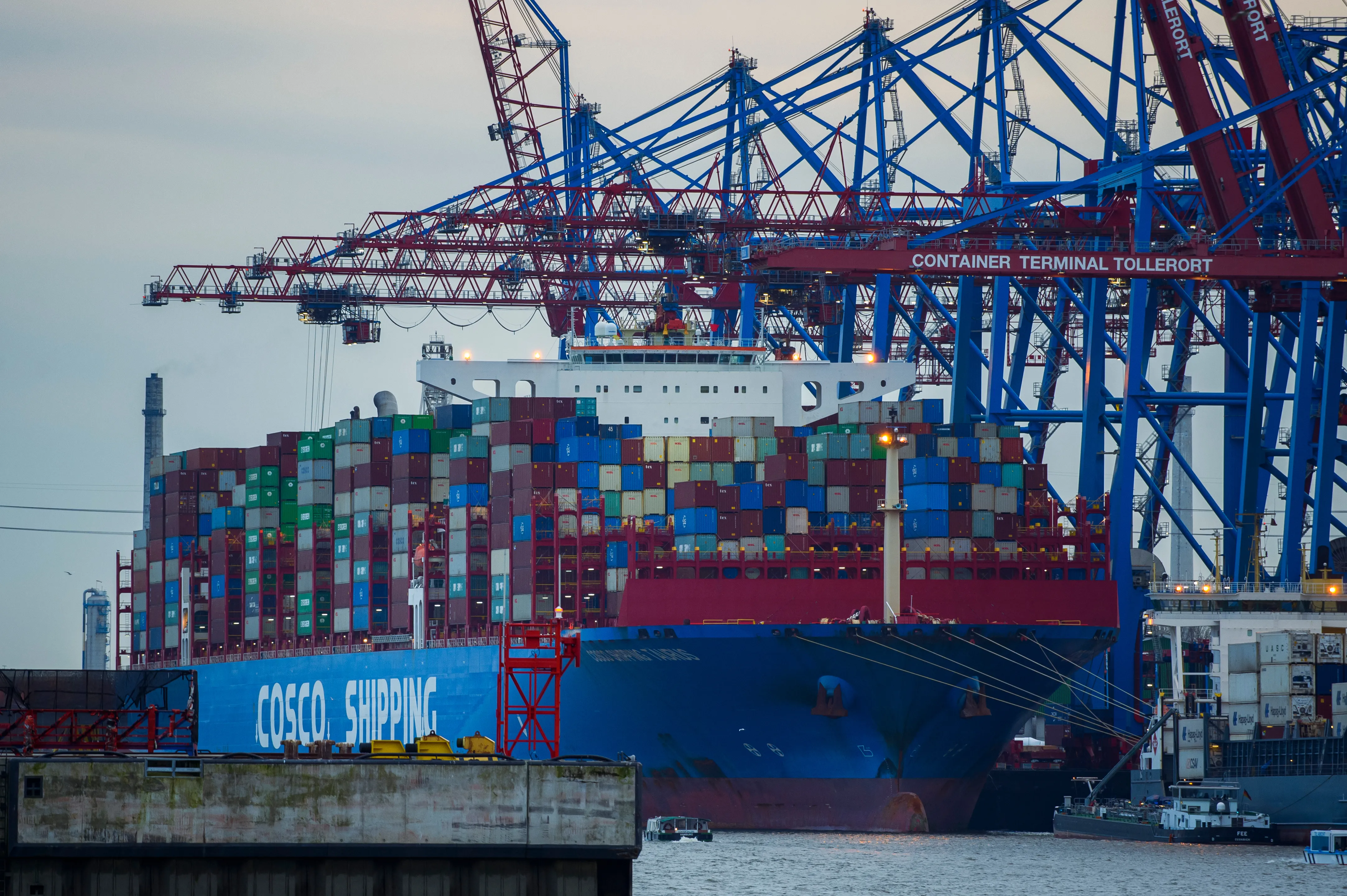 كوسكو الصينية تعيد فتح خطوط الشحن الى الخليج وسط ترقب