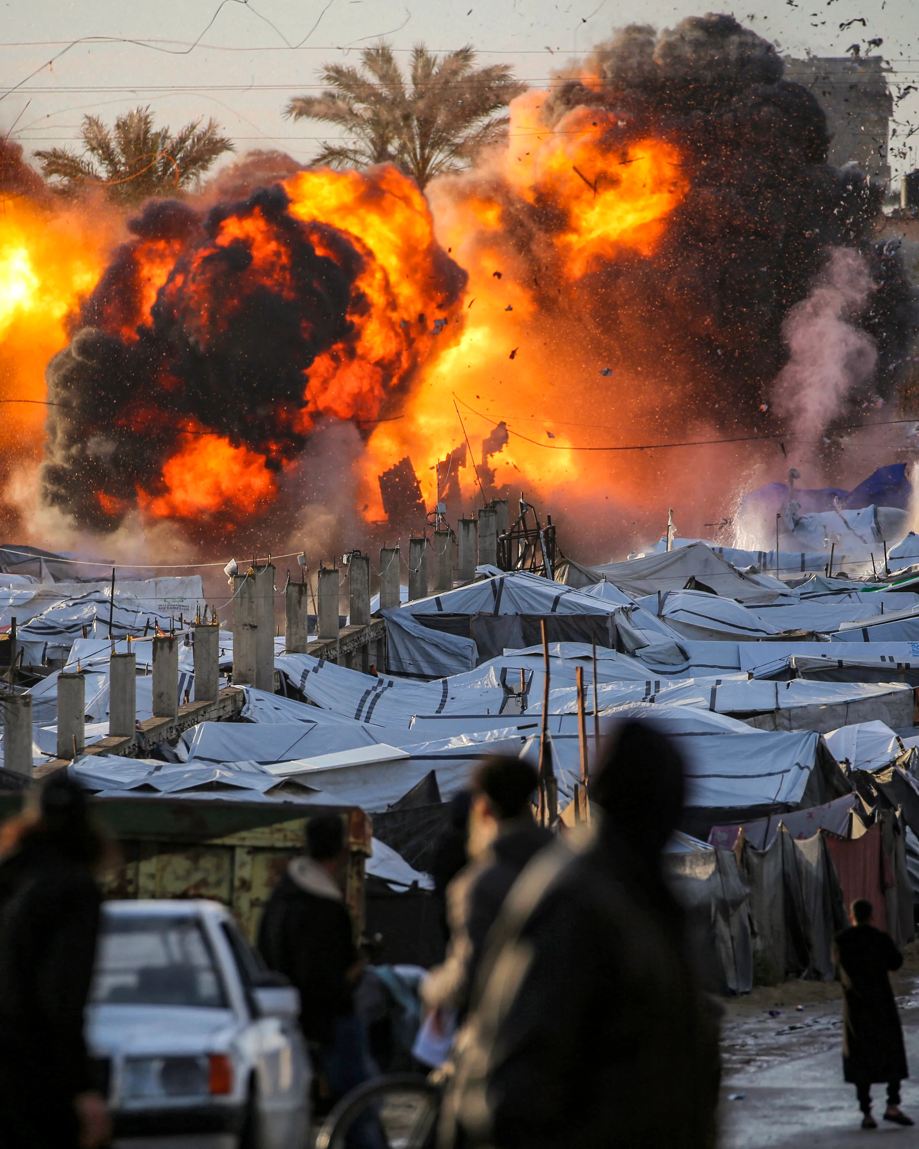 غزة تحت القصف: شهيد وجرحى في استهداف مخيم للنازحين