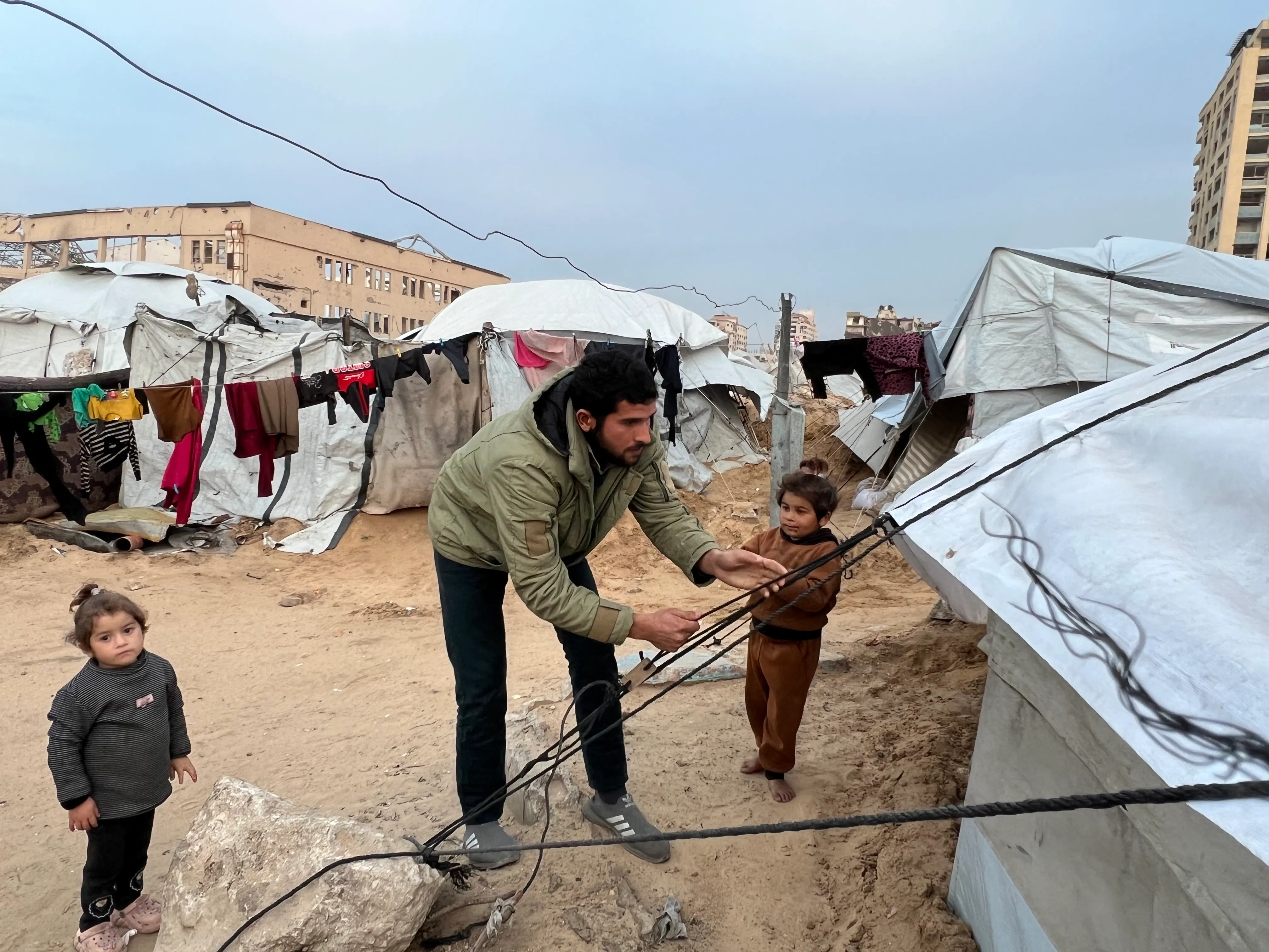 طقس متقلب يضرب 14 دولة عربية بين سيول وثلوج وخسائر