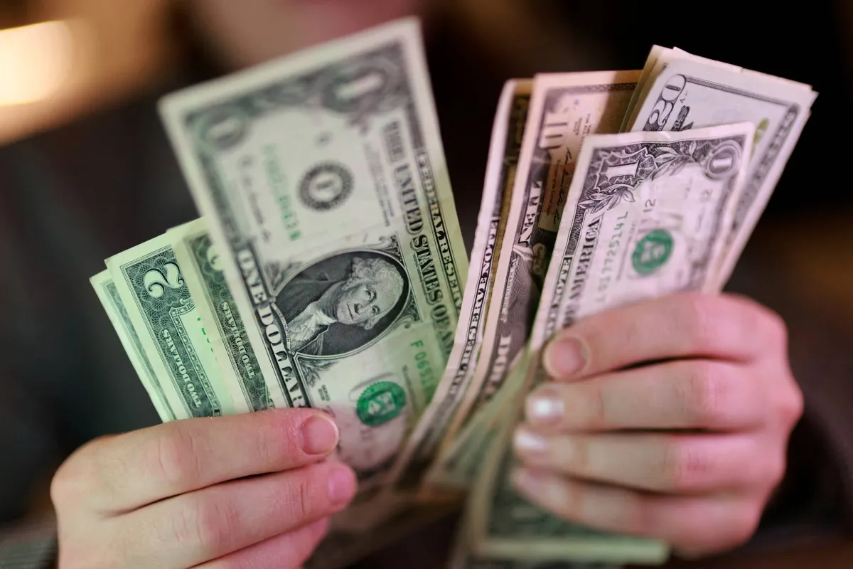 الدولار يتماسك وسط ترقب الأسواق وتراجع توقعات الفائدة الامريكية