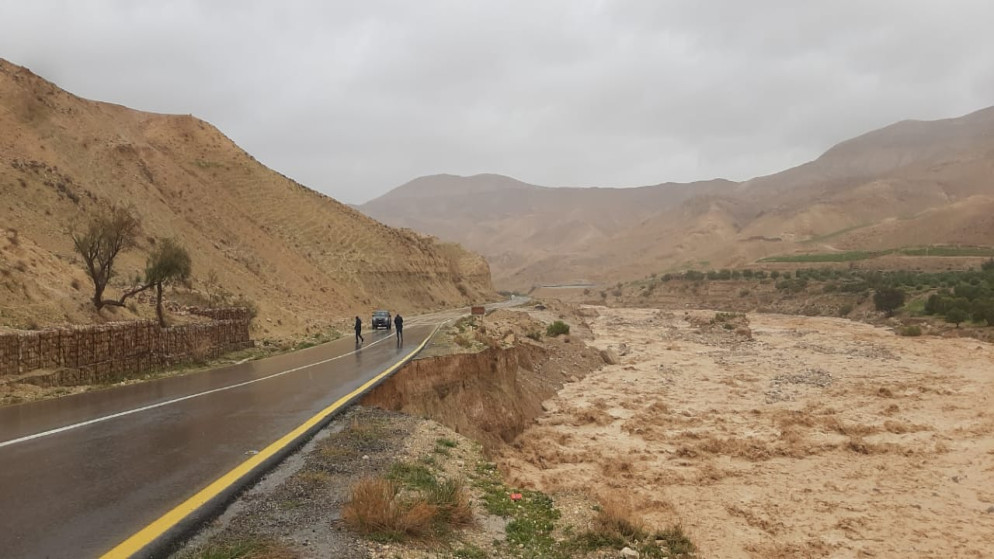 اغلاق الطريق الملوكي بالطفيلة اثر فيضان سد شيظم