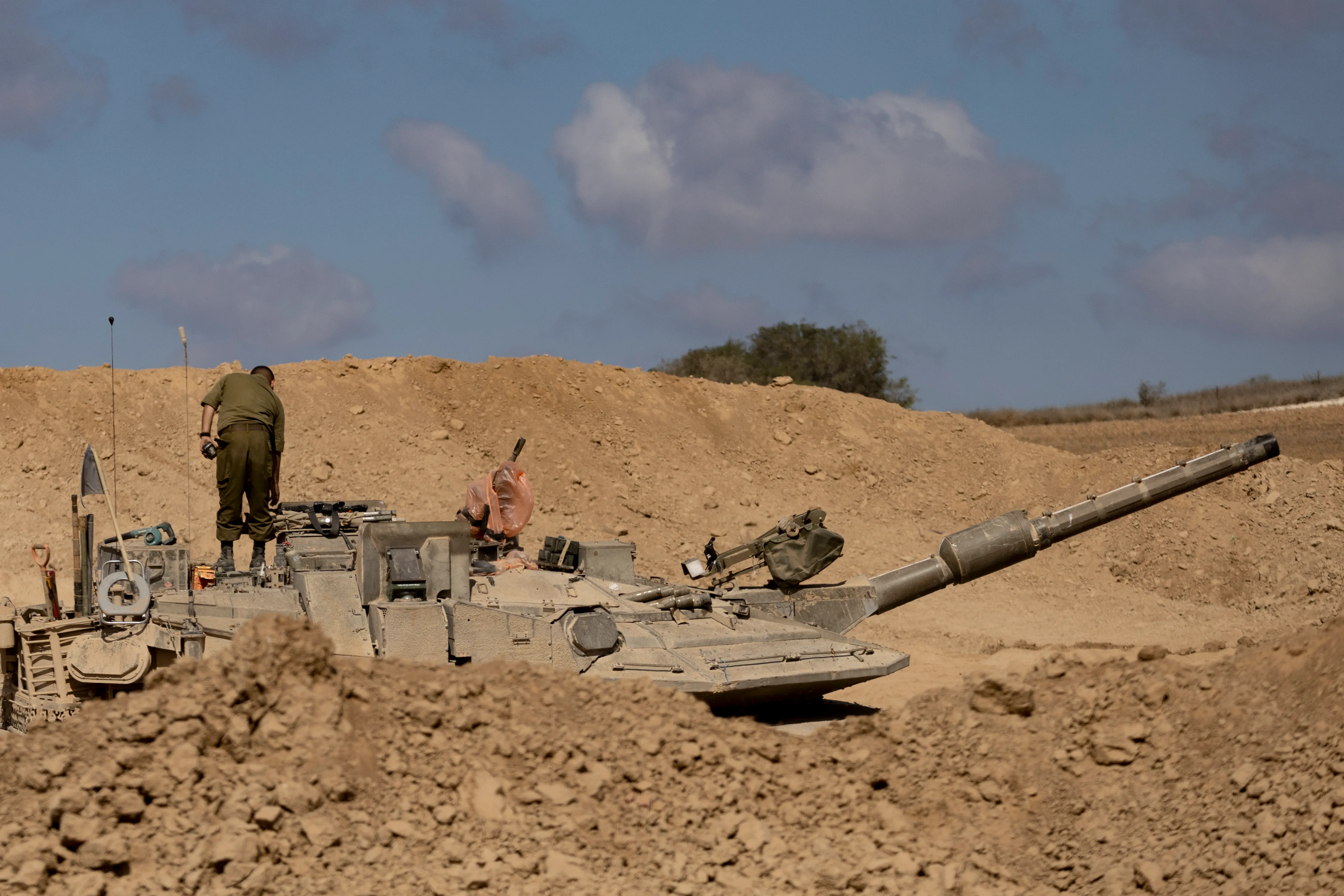 الجيش الإسرائيلي يعزز مواقعه في غزة وسط تصاعد التوترات