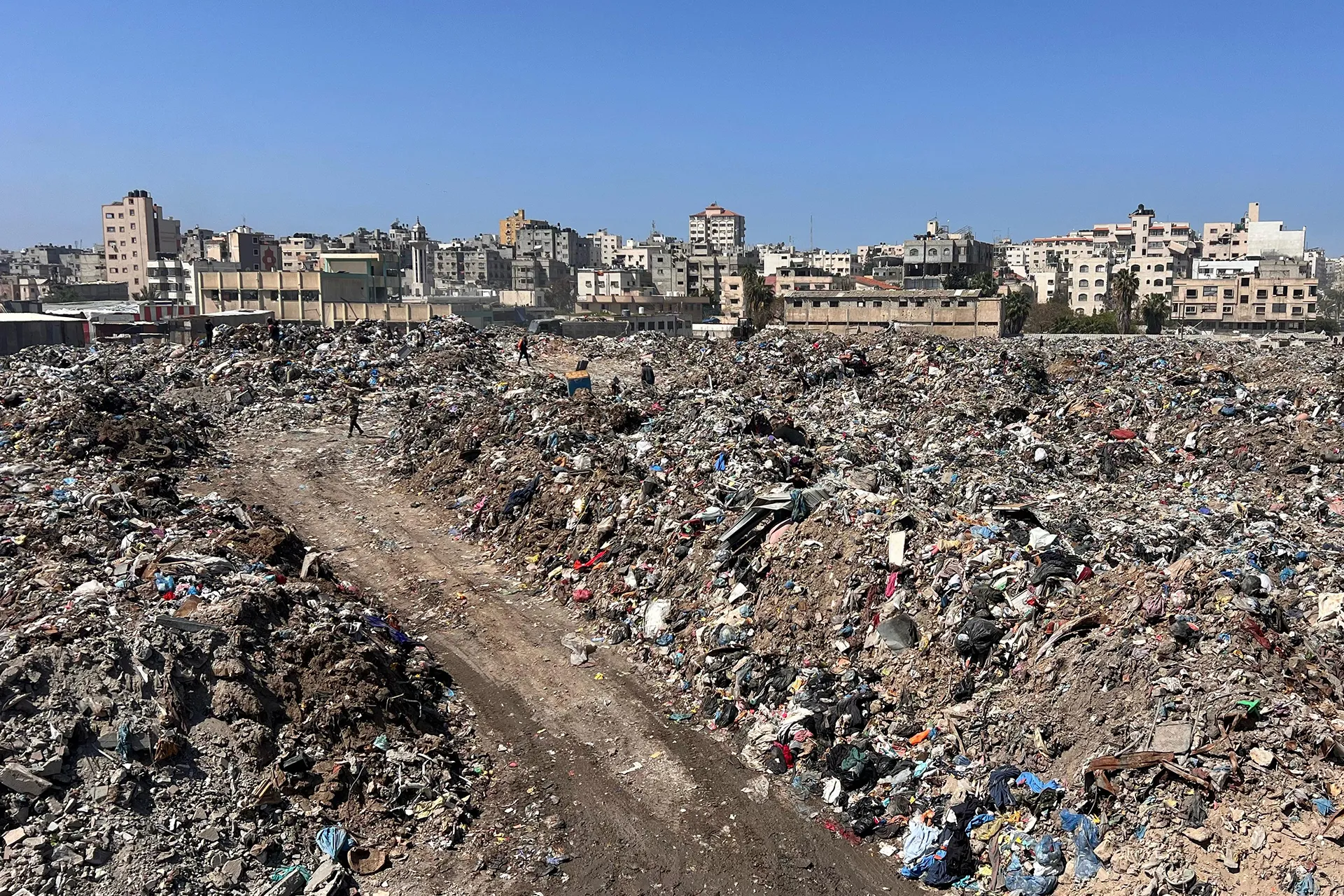 بلديات غزة تصارع الانهيار لإنقاذ الخدمات الأساسية