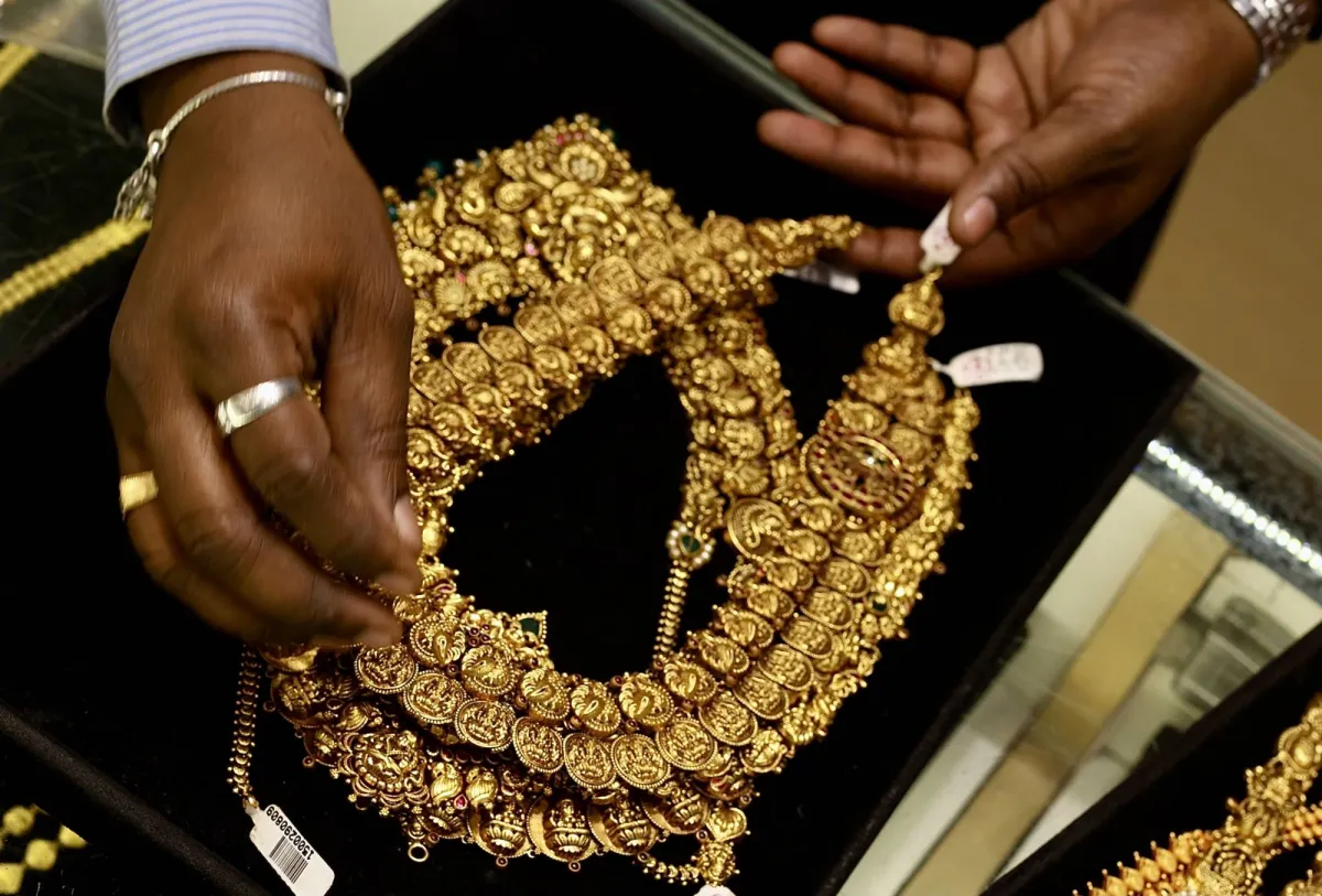 الذهب يقفز بدعم الدولار الضعيف وآمال السلام في الشرق الأوسط