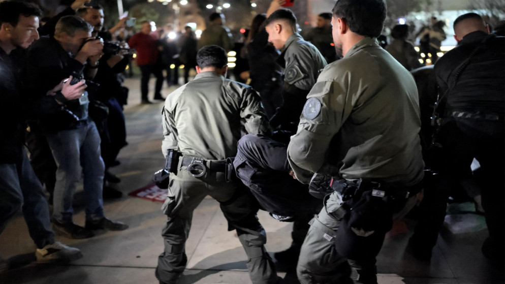 الشرطة الإسرائيلية تفرّق متظاهرين مناهضين للحرب في تل أبيب