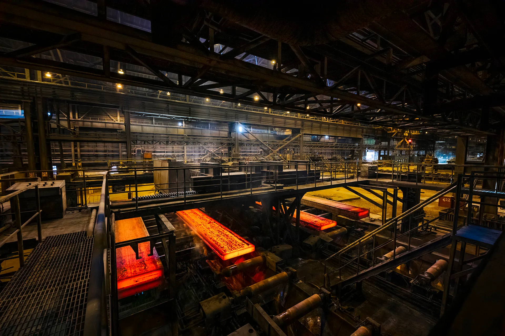 هجمات مفاجئة تهز قطاع الصلب الإيراني.. هل تتأثر الصادرات غير النفطية؟