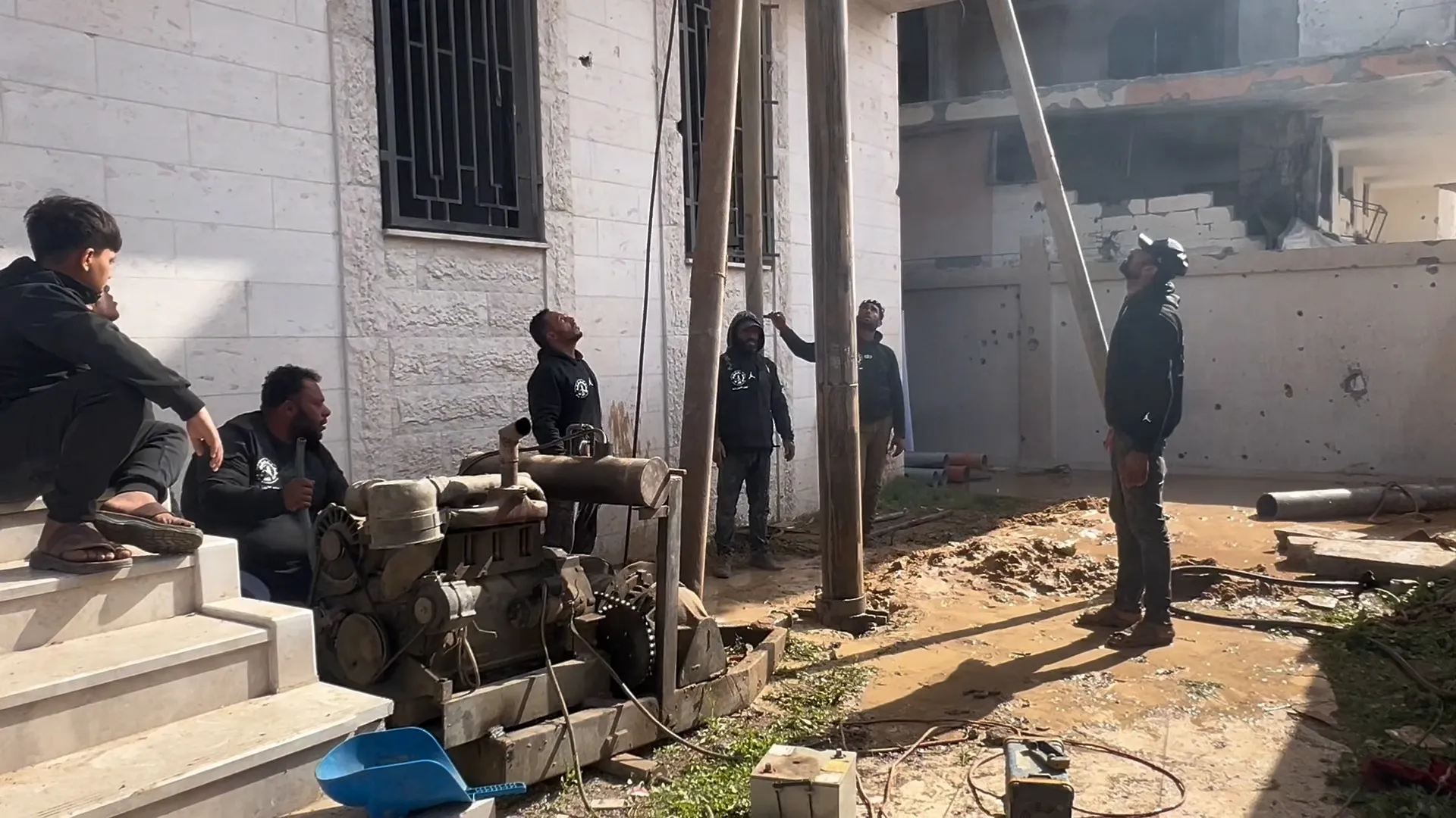 في غزة.. حرفيون يواجهون العطش بحفر الابار لتوفير المياه للنازحين